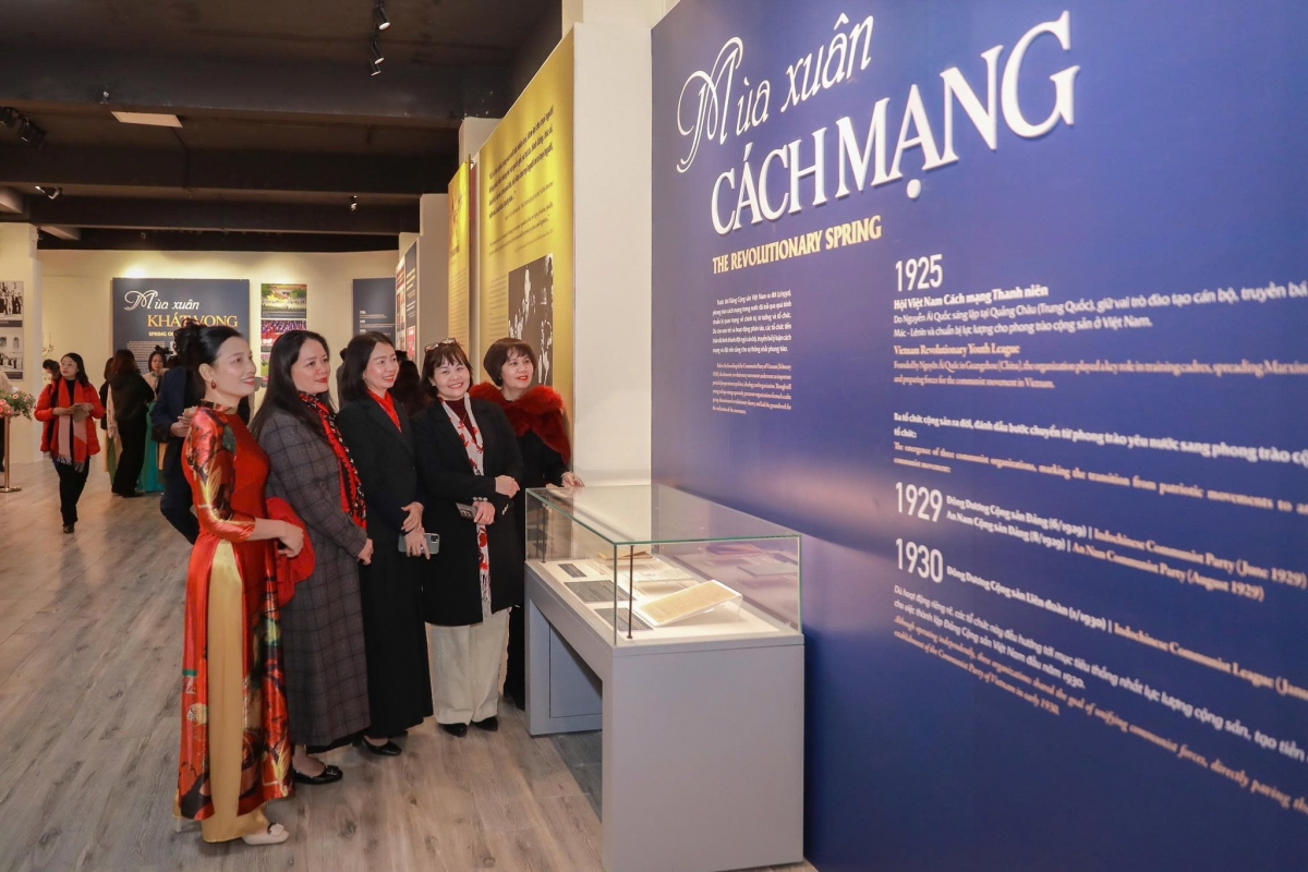 Đại biểu và du khách tham quan trưng bày. Ảnh: Phan Phương