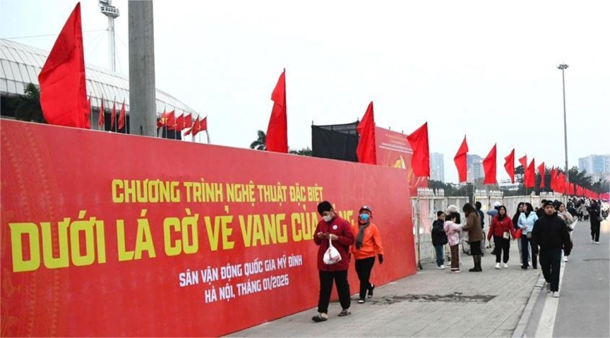 Dòng người háo hức chờ đón sự kiện bắn pháo hoa chào mừng thành công của ĐH Đảng (Ảnh: Báo QĐND)