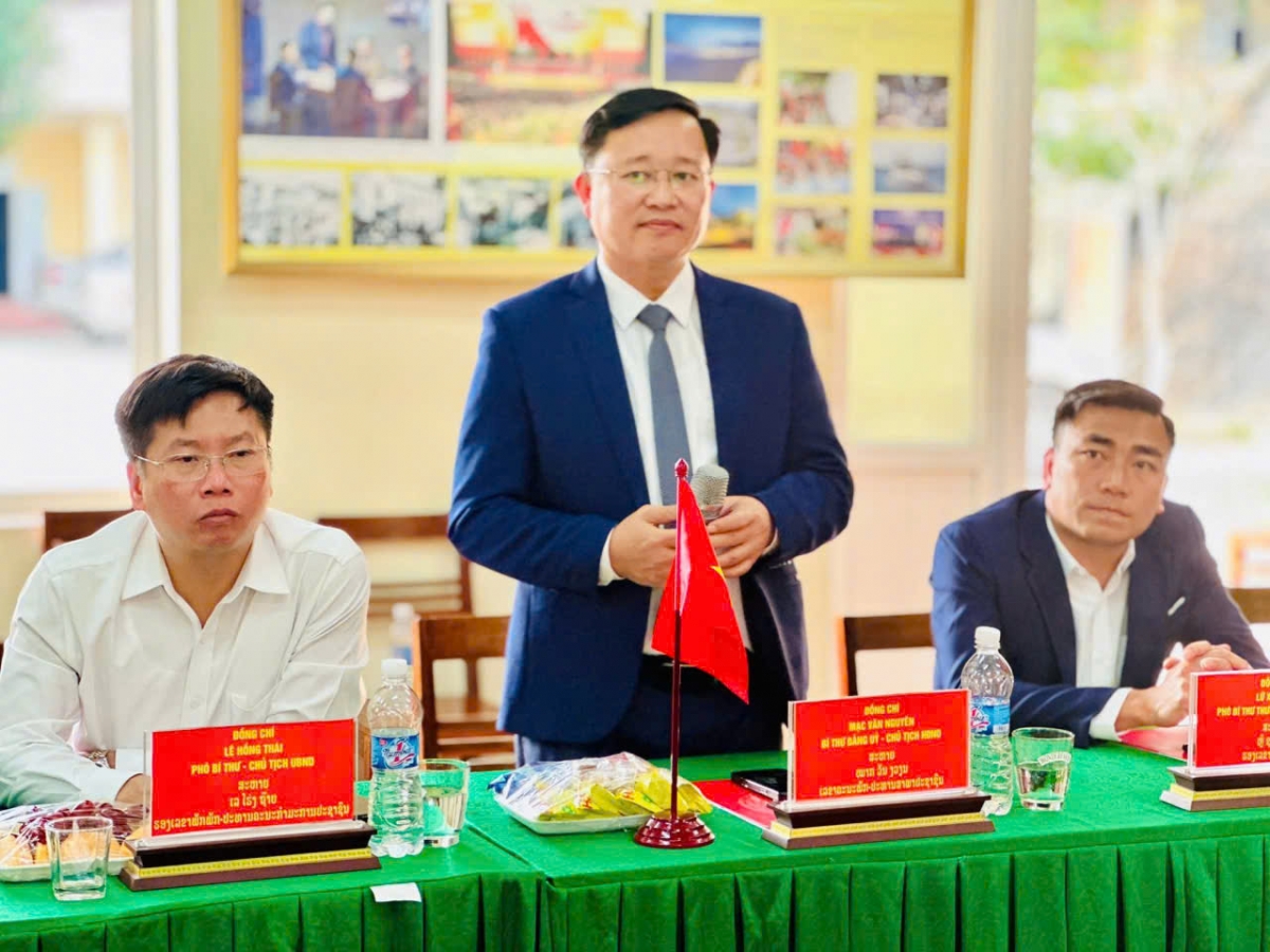 Ông Mạc Văn Nguyên, Bí thư Đảng ủy xã Nhôn Mai, tỉnh Nghệ An (đứng giữa) (Ảnh: Viết Lam)