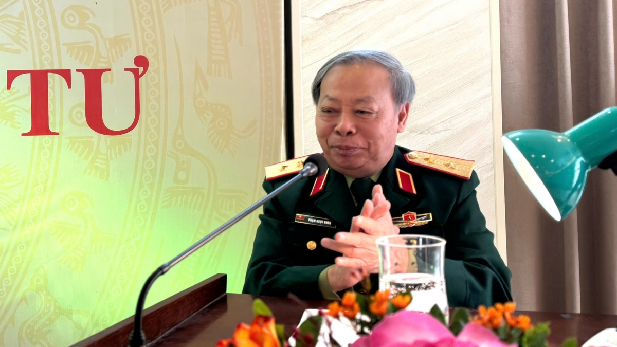 Trung tướng Phạm Ngọc Khóa, Phó Chủ tịch thường trực Hội Hỗ trợ khắc phục hậu quả bom mìn Việt Nam phát biểu tại hội nghị. Ảnh: Kiên Thái