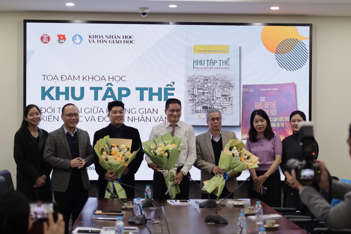 Những thành viên đại diện nhóm tác giả chụp ảnh lưu niệm tại lễ ra mắt sách. Ảnh:NVCC