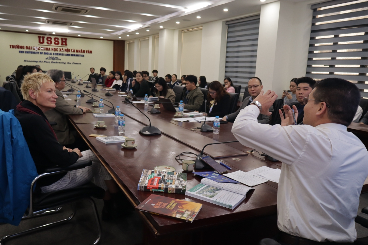 Buổi ra mắt tác phẩm: "Khu tập thể - Tìm lại giấc mơ thiên đường" trở thành không gian để mọi người tiếp tục chia sẻ những câu chuyện, trải nghiệm về không gian sống đặc biệt này. Ảnh: NVCC