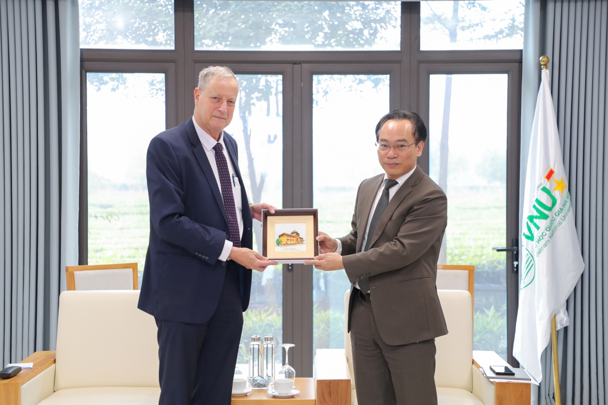 Đồng chí Hoàng Minh Sơn UVTW Đảng, Giám đốc ĐHQGHN tặng quà lưu niệm cho Đại sứ Đặc mệnh toàn quyền Israel tại Việt Nam Ngài Yaron Mayer. (Ảnh: VNU)