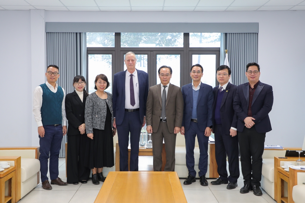 Các đại biểu chụp ảnh lưu niệm (Ảnh VNU)