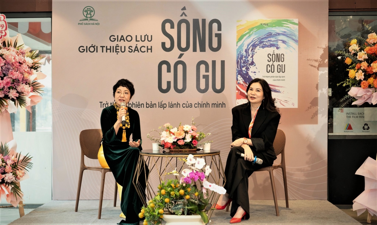 MC Thảo Vân và tác giả Vi Hằng (phải) giao lưu với độc giả trong buổi ra mắt sách. Ảnh: NVCC