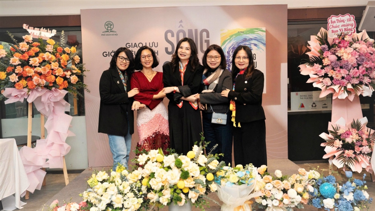 Tác giả Vi Hằng (giữa) và một số người bạn trong buổi ra mắt sách. Ảnh: NVCC