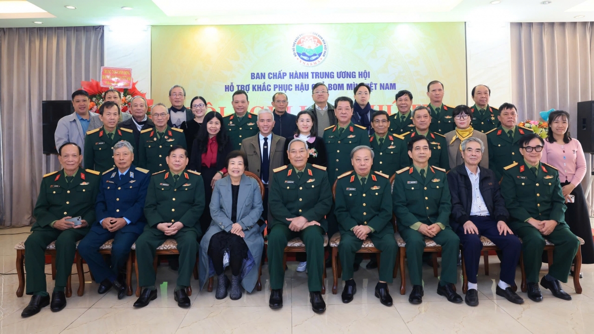 Tập thể BCH Trung ương Hội Hỗ trợ khắc phục hậu quả bom mìn Việt Nam nhiệm kỳ 2022-2027. Ảnh: Tuấn Anh