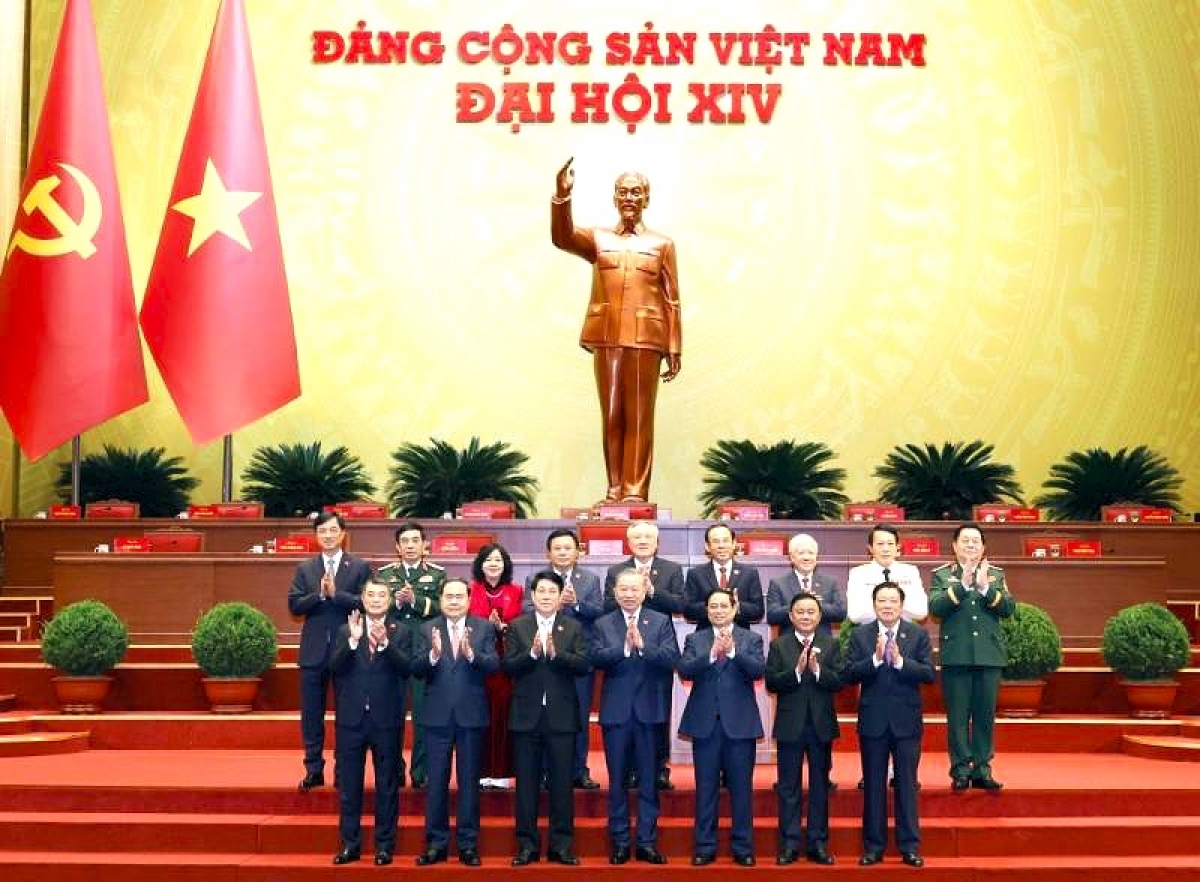 Tổng Bí thư Tô Lâm chụp ảnh lưu niệm cùng các Ủy viên Bộ Chính trị nhiệm kỳ XIII. Ảnh: TTXVN