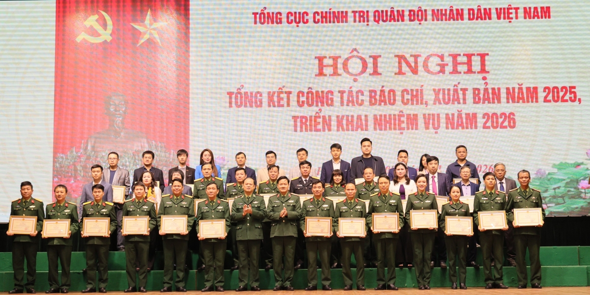 Các tập thể và cá nhân được nhận Bằng khen của Tổng Cục Chính trị (Ảnh: Bình Minh)