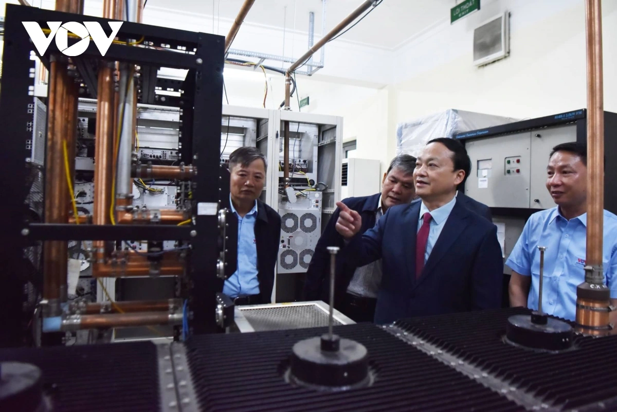 Tổng Giám đốc Đỗ Tiến Sỹ kiểm tra công tác kỹ thuật tại Đài phát sóng Mễ Trì