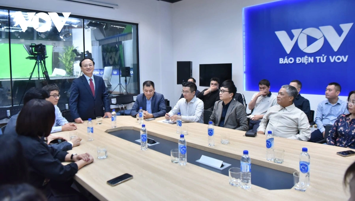 Trong đó, VOV1 sẵn sàng mở sóng để cập nhật thông tin nhanh nhất về sự kiện trọng đại này; thực hiện chương trình phát thanh đặc biệt với chủ đề: “Kỷ nguyên mới, tầm nhìn mới, khát vọng lớn”, trước giờ khai mạc chính thức đại hội. (Ảnh: Tổng Giám đốc Đỗ Tiến Sỹ thăm và động viên phóng viên, biên tập viên, kỹ thuật viên Báo điện tử Tiếng nói Việt Nam)