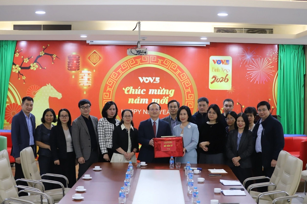 Tổng Giám đốc Đỗ Tiến Sỹ động viên lãnh đạo, phóng viên, biên tập viên, biên dịch viên Ban Đối ngoại - VOV5