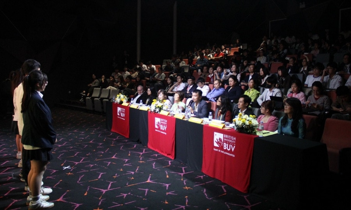 Các đội thi trình bày dự án trước Ban giám khảo (Ảnh BTC)