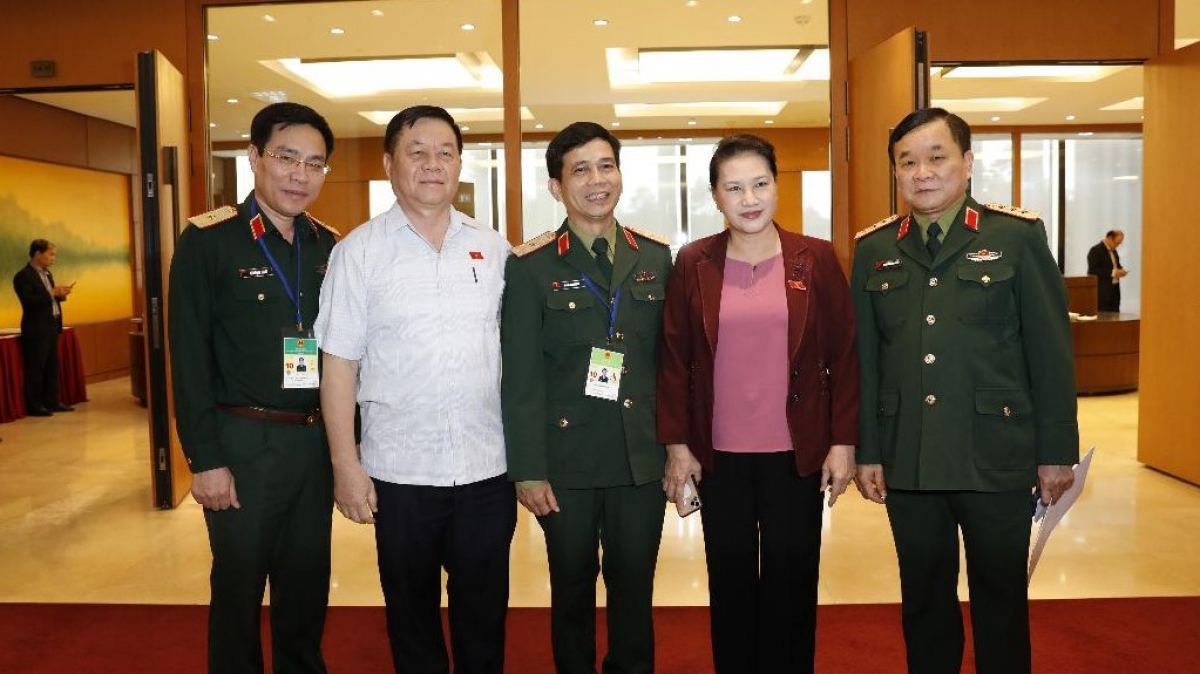 Thiếu tướng Hoàng Kim Phụng cùng Chủ tịch Quốc hội Nguyễn Thị Kim Ngân, Trung tướng Nguyễn Trọng Nghĩa và Thứ trưởng Bộ Quốc phòng Hoàng Xuân Chiến, ngay sau khi Quốc hội biểu quyết thông qua Nghị quyết số 130/2020/QH14 về tham gia lực lượng gìn giữ hòa bình Liên Hợp Quốc, ngày 13/11/2020, với 100% đại biểu có mặt tán thành.