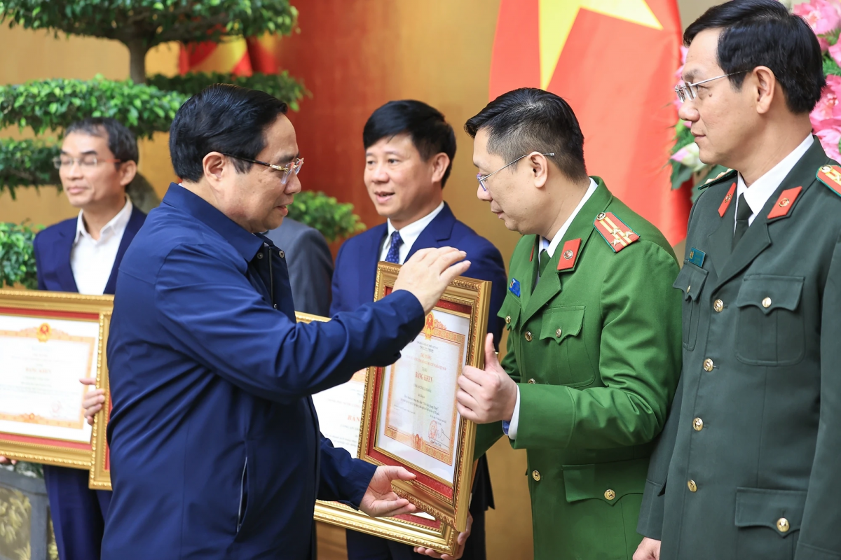 Thủ tướng Phạm Minh Chính trao bằng khen cho các tập thể, cá nhân có thành tích xuất sắc trong thực hiện "Chiến dịch Quang Trung". (Ảnh VGP)