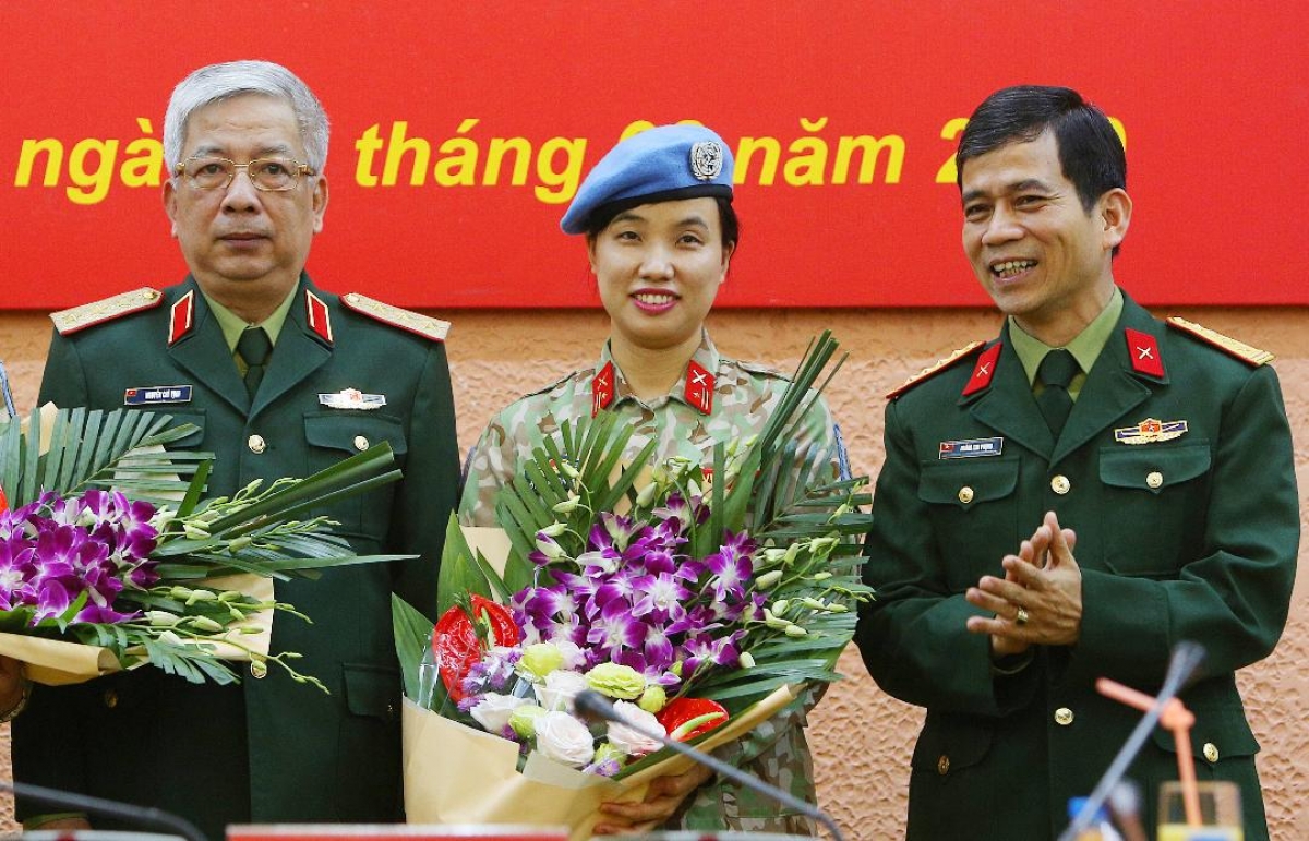 Thượng tướng Nguyễn Chí Vịnh, Thứ trưởng Bộ Quốc phòng (bên trái) và Đại tá Hoàng Kim Phụng tiễn nữ quân nhân Đỗ Thị Hằng Nga lên đường làm nhiệm vụ. Ảnh: NVCC