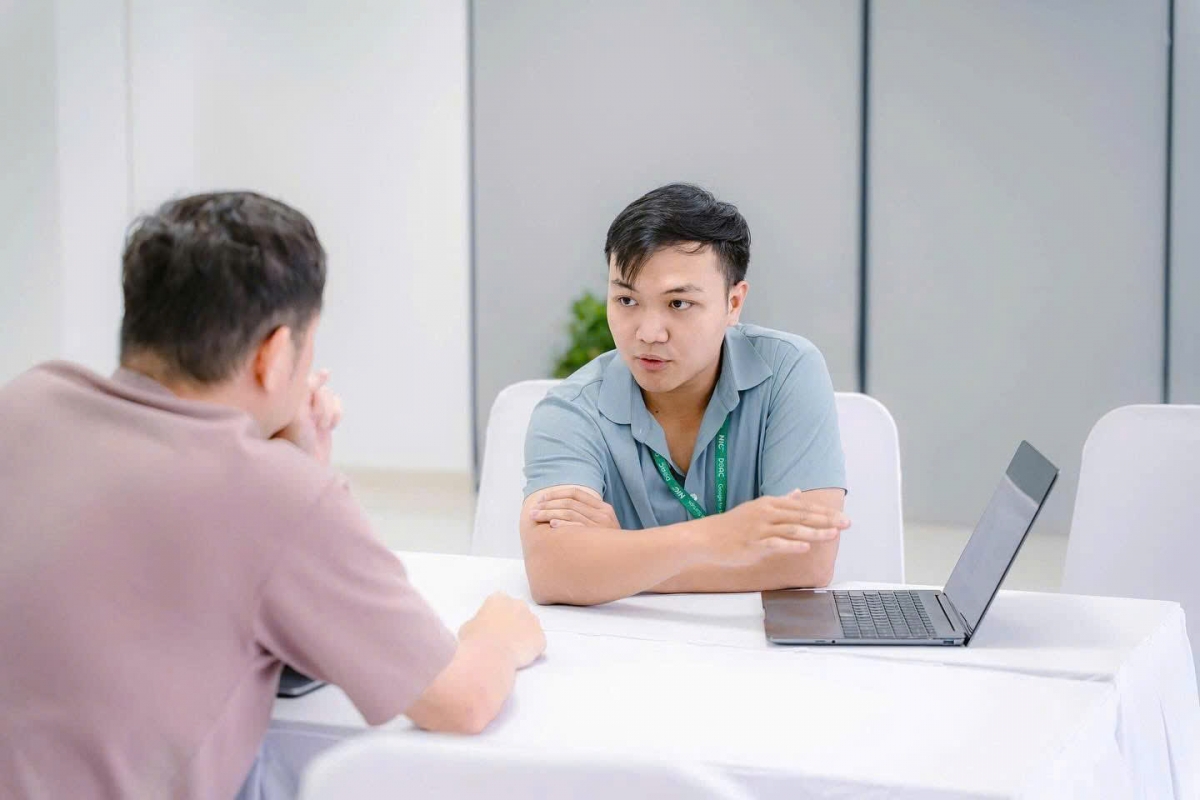 Ý tưởng xây dựng AI cho người khiếm thính xuất phát từ việc người anh họ của Long Nhật bị khiếm thính, khó khăn tìm được người yêu thương (Ảnh: NVCC)