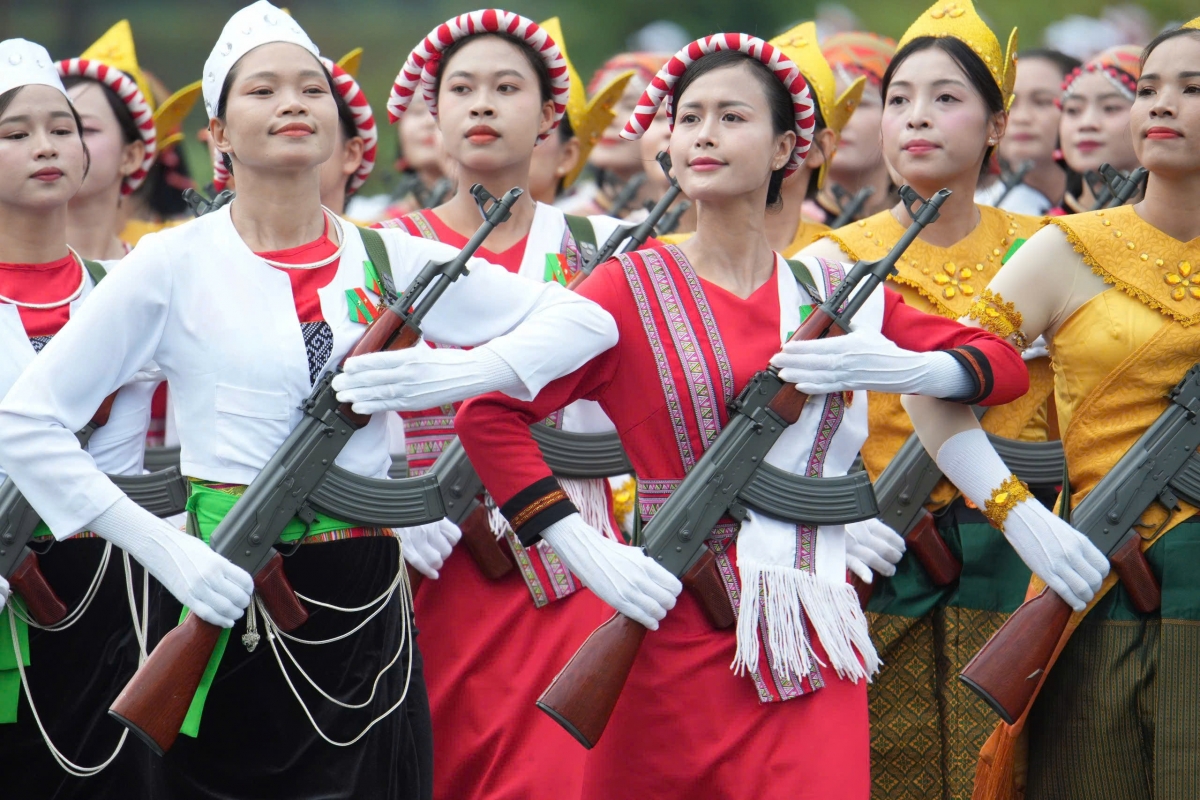 Lê Thị Thương tham gia khối dân quân miền Bắc cả hai lần diễu binh diễu hành A50 và A80 (Ảnh: NVCC)