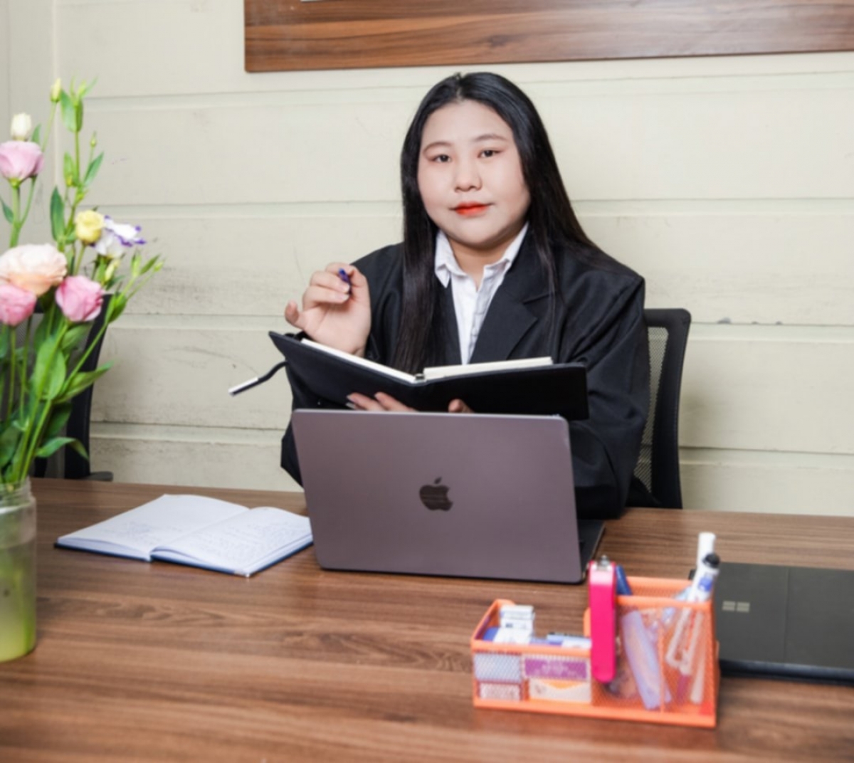 Sùng Thị Sơ gùi luật về non (Ảnh: NVCC)