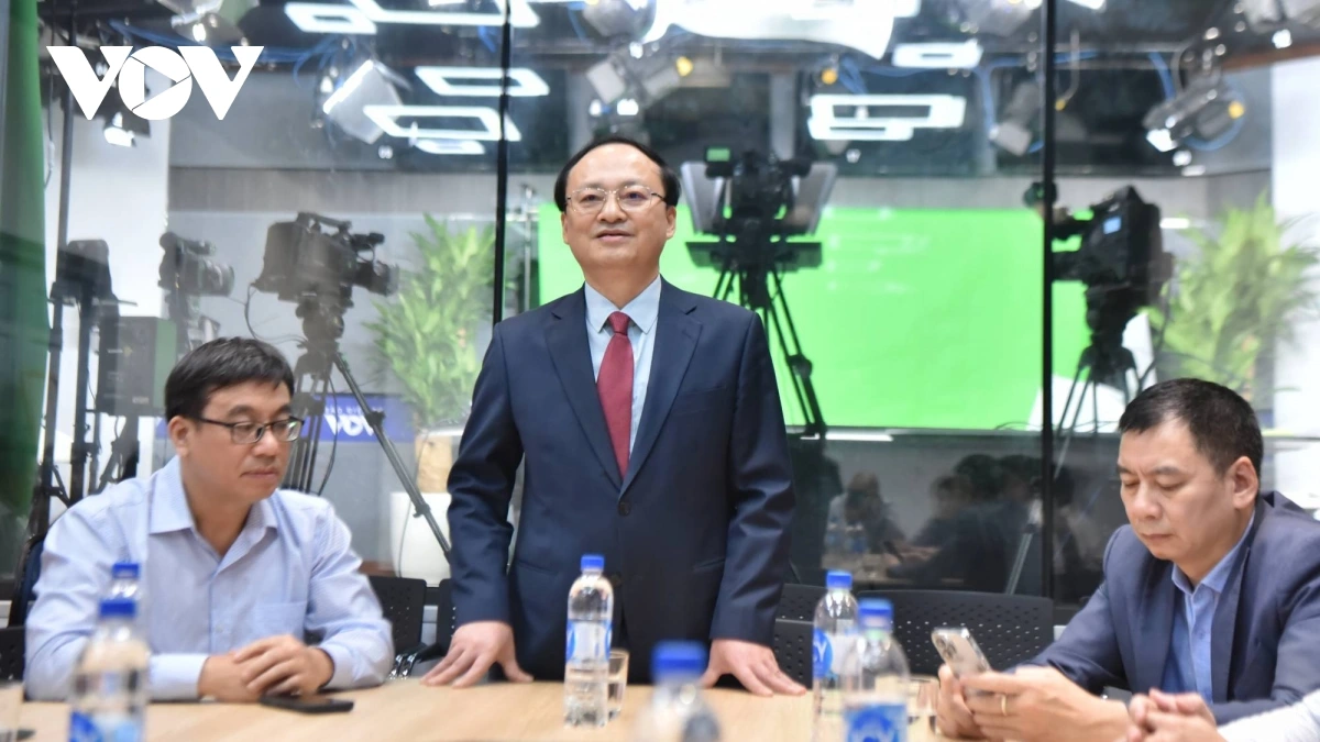 Chỉ đạo các đơn vị báo chí của Đài tiếp tục thực hiện tốt nội dung tuyên truyền, đáp ứng nhu cầu thông tin của người dân và góp phần định hướng dư luận xã hội, Tổng Giám đốc VOV Đỗ Tiến Sỹ lưu ý, Trung tâm Sản xuất và Lưu trữ chương trình và Đài Phát sóng Mễ Trì chủ động phối hợp với các đơn vị khác để Tiếng nói Việt Nam đến được với người dân cả nước, trong đó có vùng sâu, vùng xa, biên giới, hải đảo đang hướng về Đại hội XIV của Đảng.