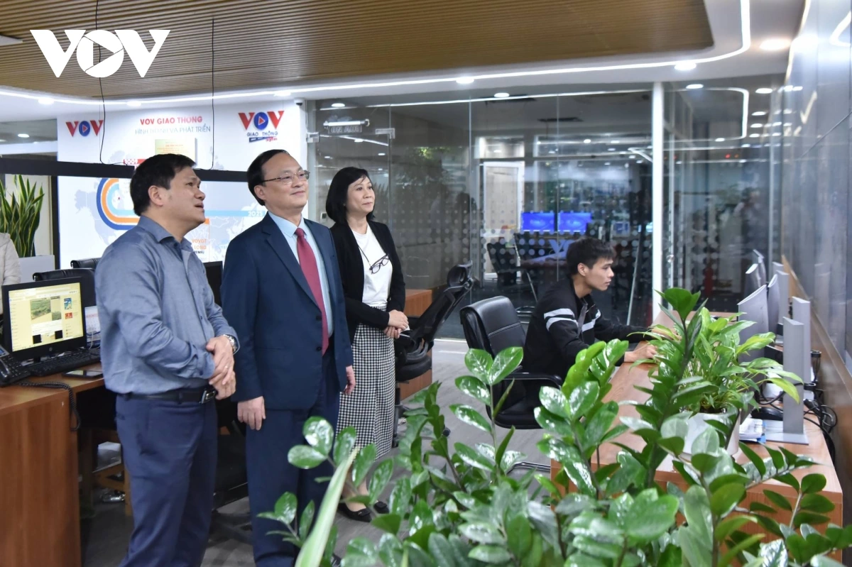 VOV1 cũng sẽ tường thuật trực tiếp phiên khai mạc Đại hội; bố trí phát sóng các bài tham luận tại Đại hội; thực hiện Chương trình phát thanh đặc biệt với chủ đề: “Cả dân tộc vì khát vọng trăm năm” trước phiên bế mạc Đại hội; tường thuật trực tiếp phiên bế mạc Đại hội...