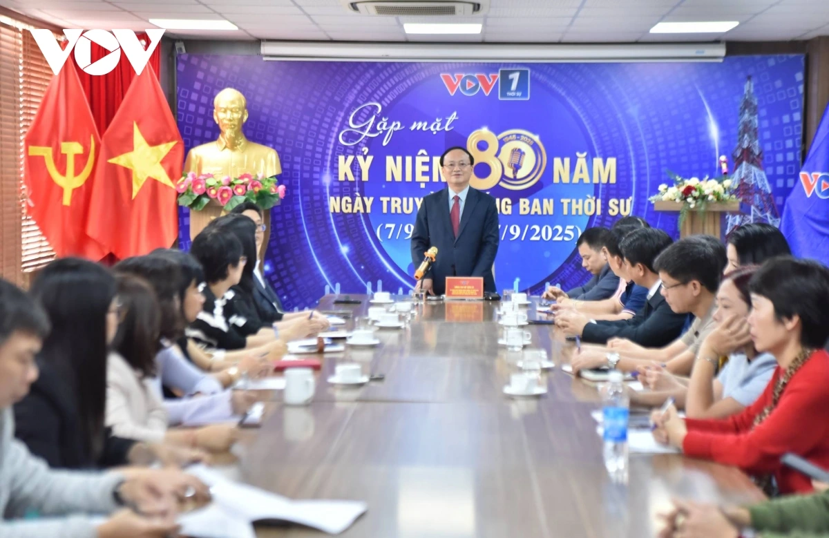 Chiều nay (18/1), tại Hà Nội, Ủy viên Trung ương Đảng, Ủy viên Ban Chấp hành Đảng bộ Chính phủ, Bí thư Đảng ủy, Tổng Giám đốc Đài Tiếng nói Việt Nam (VOV) Đỗ Tiến Sỹ đã đến từng đơn vị của Đài kiểm tra, động viên các cán bộ, viên chức, người lao động thực hiện nhiệm vụ tuyên truyền Đại hội đại biểu toàn quốc lần thứ XIV của Đảng.