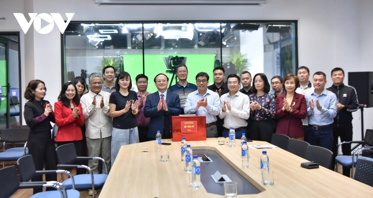 Tổng Giám đốc VOV Đỗ Tiến Sỹ lưu ý: "Đồng bào ta trên mọi miền của Tổ quốc, ở đồng bằng cũng như trung du miền núi, những nơi còn khó khăn do các loại hình truyền thông khác chưa tới được, thì Đài Tiếng nói Việt Nam đã được phủ sóng tới hầu hết vùng miền trên lãnh thổ Việt Nam. Tin rằng, những thông tin này sẽ đến kịp thời với đồng bào, không những ở biên cương, mà cả ở hải đảo, ngư dân trên biển, đặc biệt bộ đội nơi biên giới, ở các quần đảo, trong đó có quần đảo Trường Sa". (Ảnh: Tổng Giám đốc Đỗ Tiến Sỹ thăm và động viên phóng viên, biên tập viên, kỹ thuật viên Báo điện tử Tiếng nói Việt Nam )