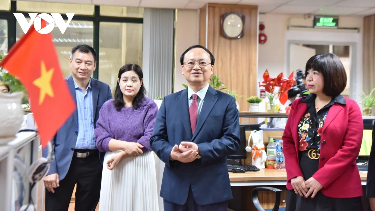 Tổng Giám đốc VOV Đỗ Tiến Sỹ nhấn mạnh, Đại hội đại biểu toàn quốc lần thứ XIV của Đảng là một sự kiện chính trị trọng đại của đất nước, các đơn vị của Đài cần tiếp tục phát huy tinh thần “Với Đảng vẹn toàn niềm tin yêu”. (Tổng Giám đốc VOV Đỗ Tiến Sỹ trao đổi với lãnh đạo và phóng viên, biên tập viên VOV2)