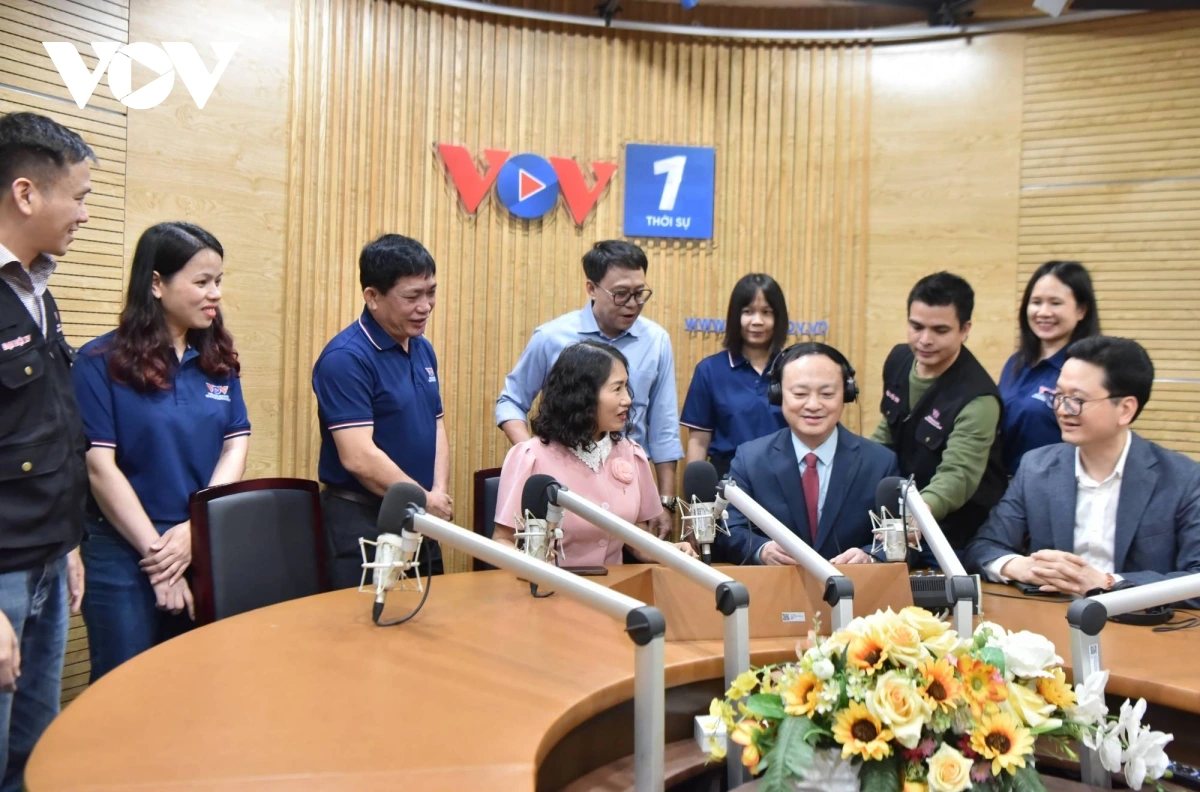 Tổng Giám đốc biểu dương các đơn vị những ngày qua đã chủ động tuyên truyền đậm nét, sinh động, khí thế, ấn tượng, phong phú về công tác chuẩn bị cho Đại hội XIV của Đảng và có kế hoạch cụ thể phục vụ trong và sau Đại hội. (Ảnh: Tổng Giám đốc Đỗ Tiến Sỹ thăm và động viên phóng viên, biên tập viên, kỹ thuật viên Ban Thời sự VOV1 và Trung tâm Sản xuất và Lưu trữ chương trình)