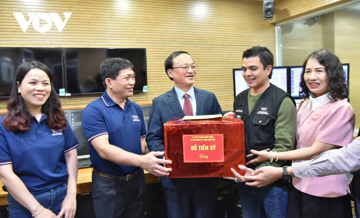 "Tin rằng với ý chí quyết tâm, với kinh nghiệm và bề dày truyền thống của Đài Tiếng nói Việt Nam, chúng ta đã làm tốt tuyên truyền trước Đại hội, thì trong Đại hội và sau Đại hội, Đài Tiếng nói Việt Nam sẽ đưa thông tin sớm, kịp thời, nhanh, chính xác, hấp dẫn", Tổng Giám đốc VOV Đỗ Tiến Sỹ cho biết. Ảnh: Tổng Giám đốc VOV Đỗ Tiến Sỹ tặng quà, động viên đơn vị kỹ thuật của Đài.