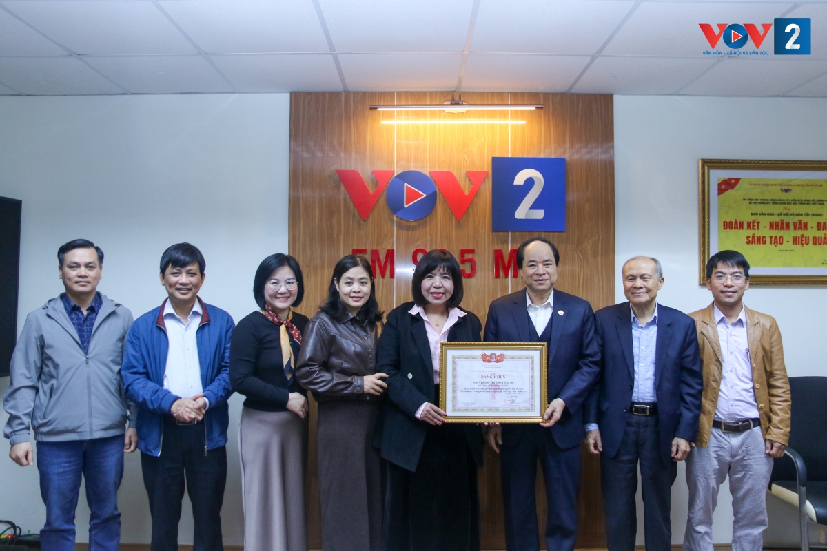 Ông Trương Xuân Cừ , Phó Chủ tịch Trung ương Hội Người cao tuổi Việt Nam trao Bằng khen cho tập thể lãnh đạo Ban Văn hóa - Xã hội và Dân tộc (VOV2)