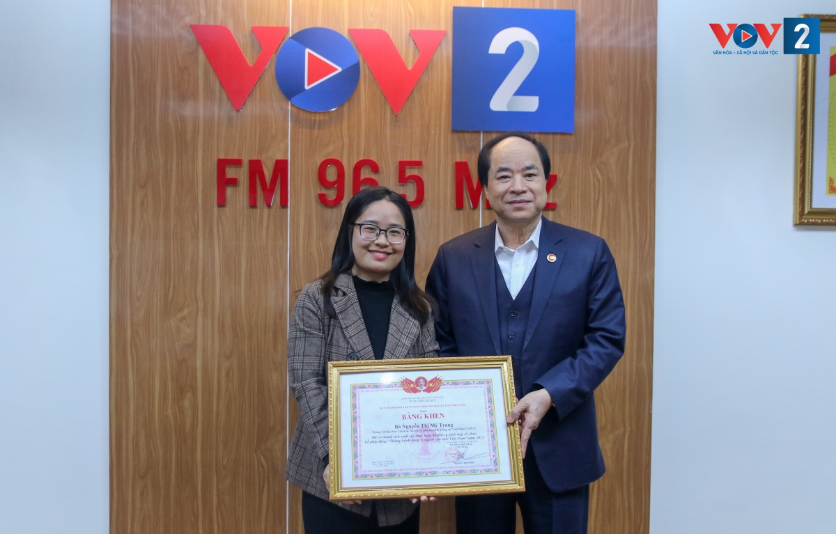 Ông Trương Xuân Cừ, Phó Chủ tịch Trung ương Hội Người cao tuổi Việt Nam trao Bằng khen cho phóng viên Nguyễn Thị Mỹ Trang, phòng Xã hội, Ban Văn hóa - Xã hội và Dân tộc (VOV2)