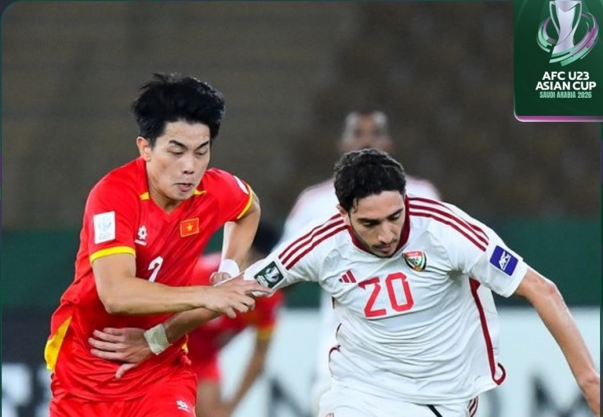 Đình Bắc liên tục khuấy đảo hàng thủ U23 UAE (Ảnh: AFC)