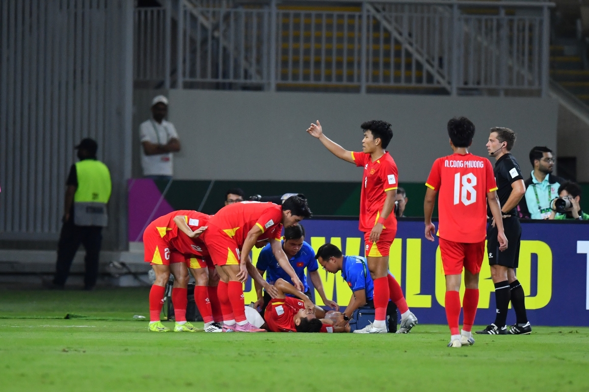 Hiểu Minh chấn thương nặng ở cuối hiệp 1 là bước ngoặt của trận đấu (Ảnh: AFC)