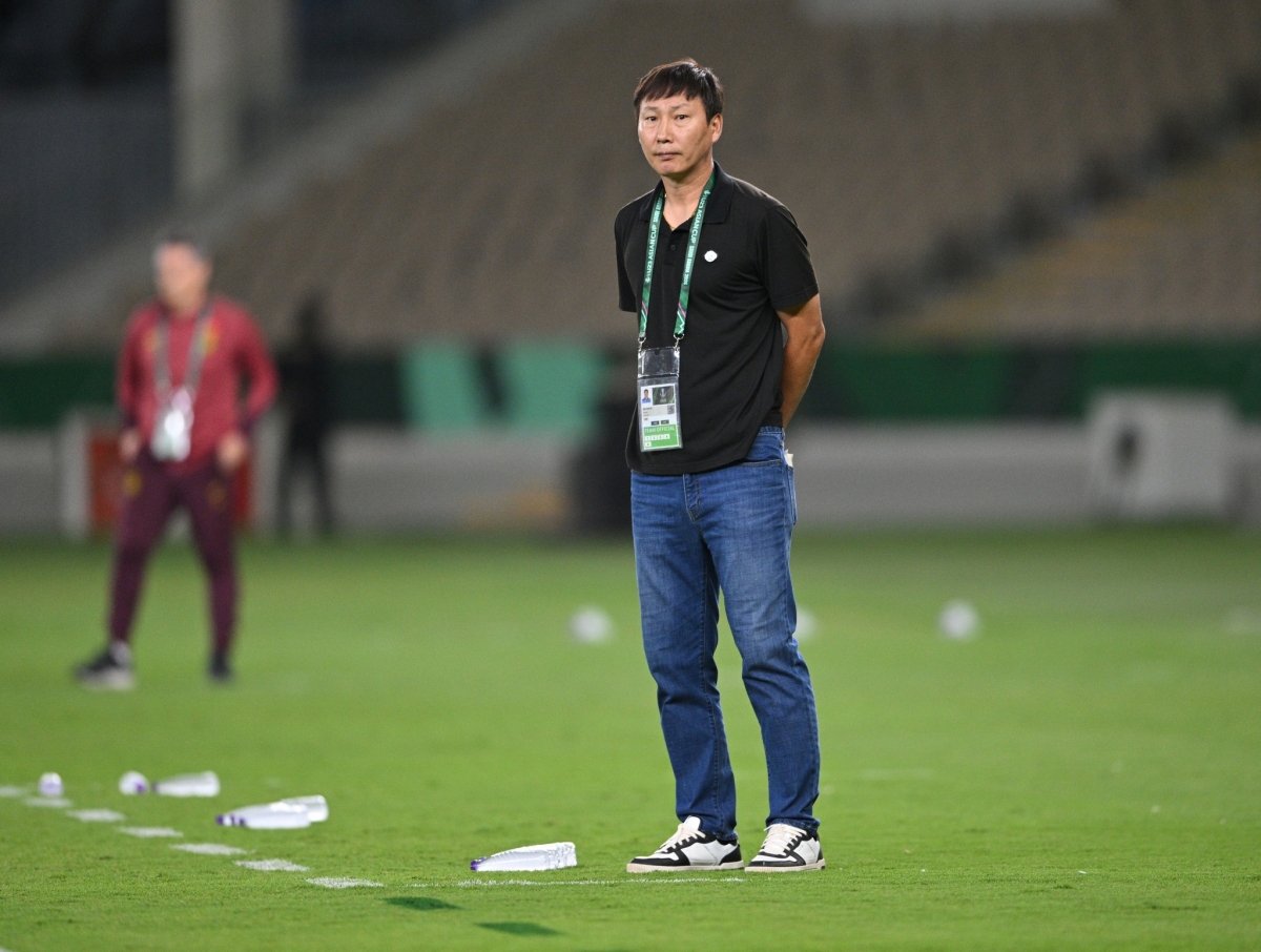 HLV Kim Sang Sik để thua trong cuộc đấu trí với người đồng nghiệp Antonio Puche (Ảnh: AFC)