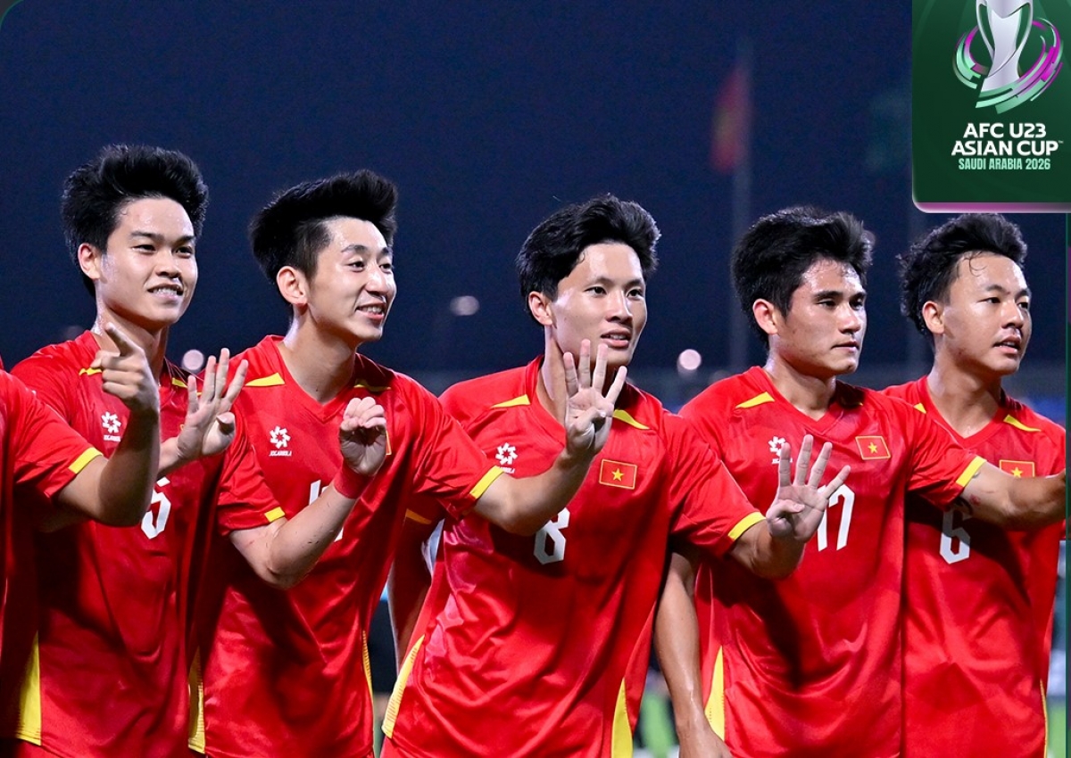 Các tuyển thủ U23 dành tặng chiến thắng cho trung vệ số 4 Hiểu Minh bị chấn thương nặng ở trận bán kết (Ảnh: AFC)