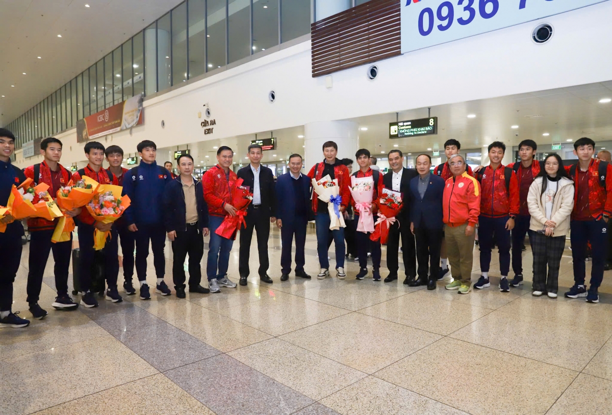 Lãnh đạo Cục TDTT Việt Nam ra sân bay chúc mừng đội tuyển (Ảnh: VFF)