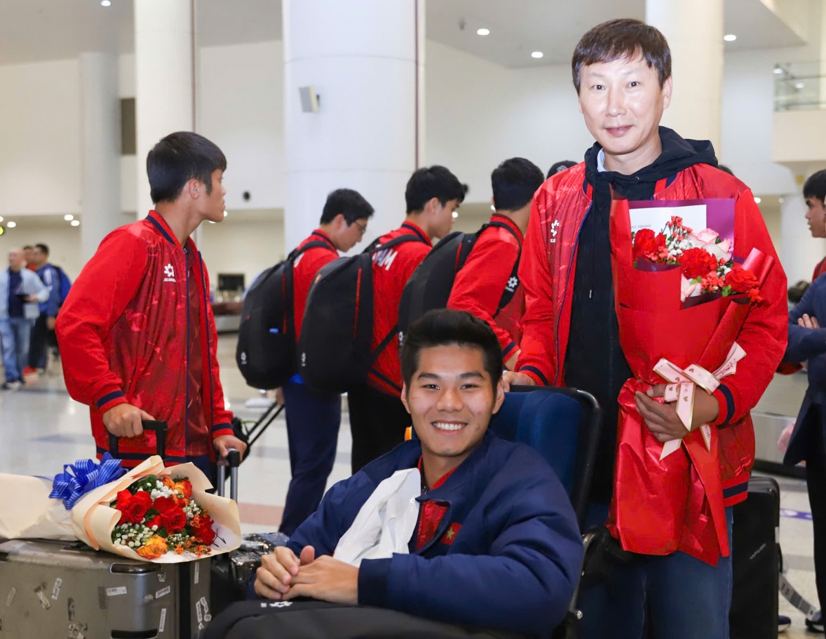 Hiểu Minh cười tươi hết cỡ dù phía trước là nhiều tháng điều trị chấn thương (Ảnh: VFF)