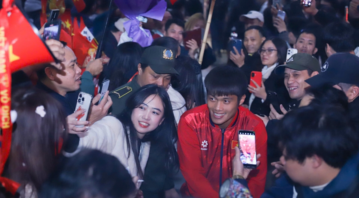 Quốc Việt hạnh phúc trong vòng tay người hâm mộ (Ảnh: VFF)