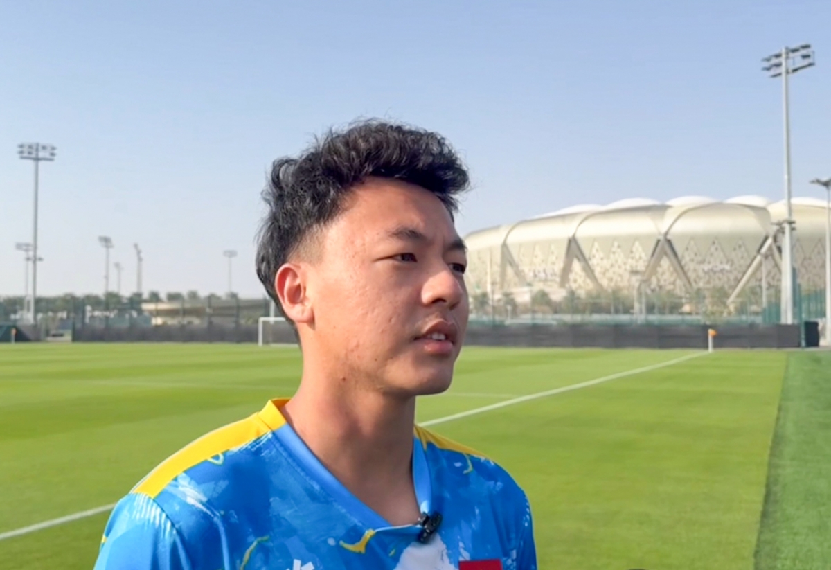 Tiền vệ Nguyễn Thái Sơn trả lời phỏng vấn trước buổi tập (Ảnh: VFF)