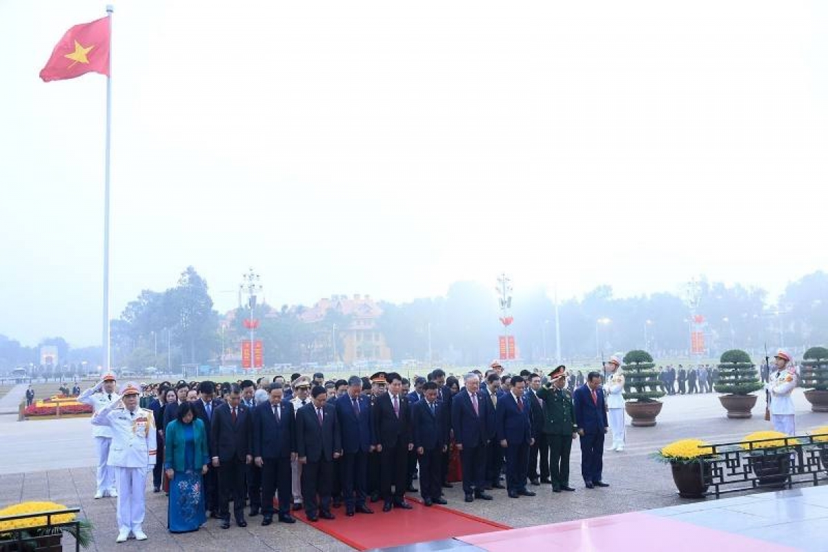 Đoàn đại biểu Đại hội XIV của Đảng vào viếng lăng Bác sáng ngày 19/01/2026. Ảnh: TTXVN