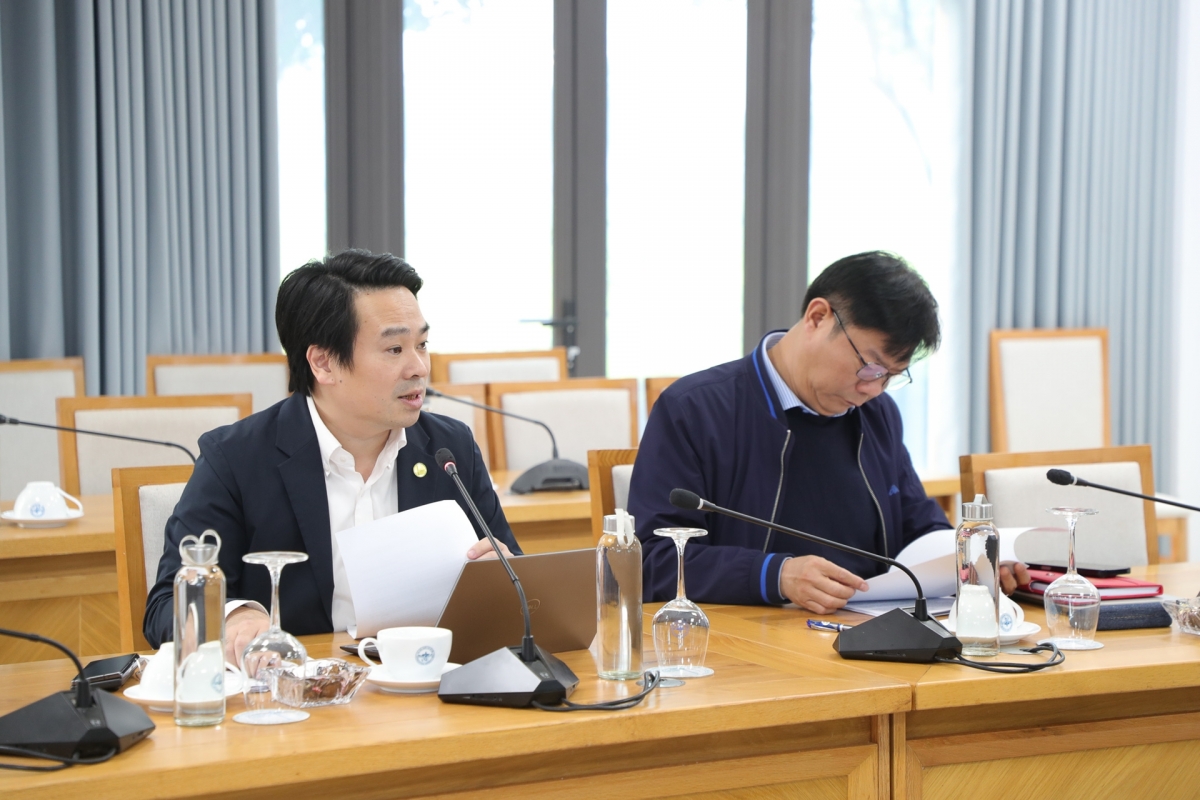 Phó Trưởng ban Tổ chức và Thanh tra Trương Việt Hà báo cáo tại cuộc họp ( Ảnh : VNU )