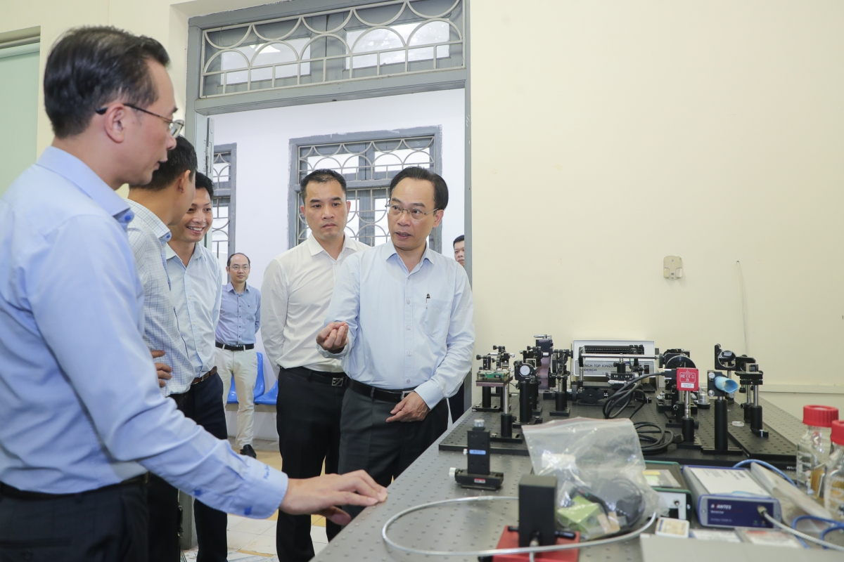 Giám đốc ĐHQG Hà Nội Hoàng Minh Sơn làm việc với Trường ĐH Công nghệ ĐHQGHN
(Ảnh VNU) 