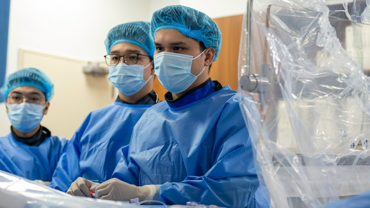 BS Nguyễn Bá Hồng Phong (ngoài cùng bên phải) thực hiện can thiệp điều trị dị dạng mạch máu não (Ảnh BSCC)