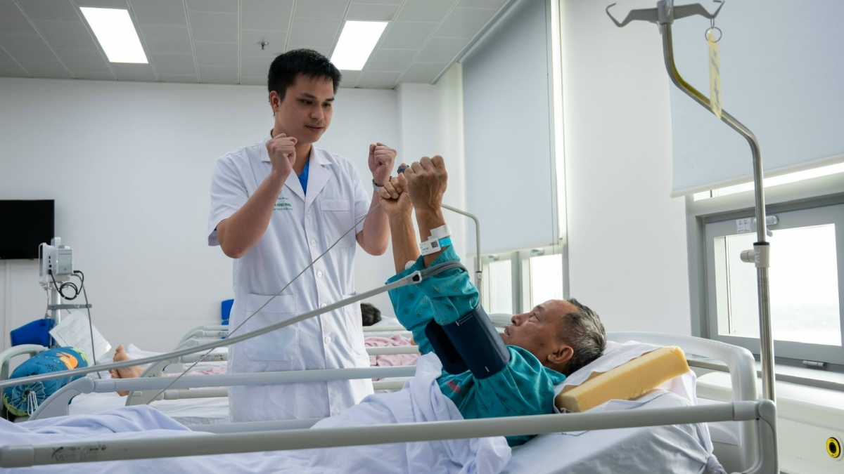 BS Nguyễn Bá Hồng Phong, Khoa Can thiệp mạch thần kinh, Bệnh viện Trung ương Quân đội 108 (Ảnh BSCC)