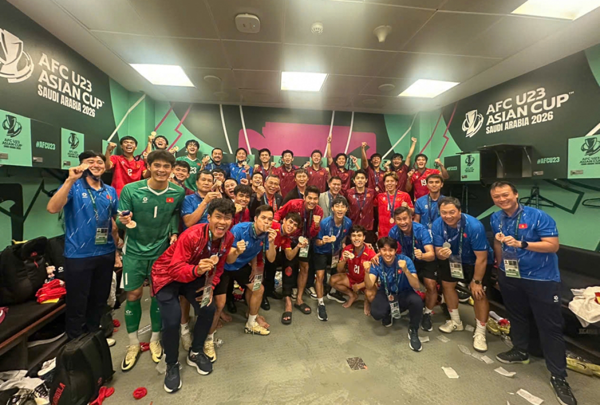 U23 Việt Nam ăn mừng tấm HCĐ sau khi vượt qua U23 Hàn Quốc ở trận tranh hạng Ba