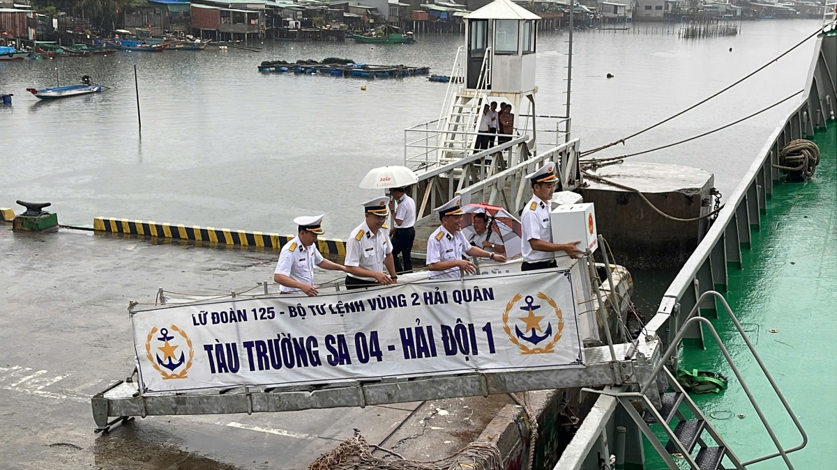 Đoàn công tác thực hiện nhiệm vụ đưa thùng phiếu đến từng điểm nhà giàn, tàu trực để tổ chức bầu cử sớm trên biển. Ảnh Vùng 2 Hải quân