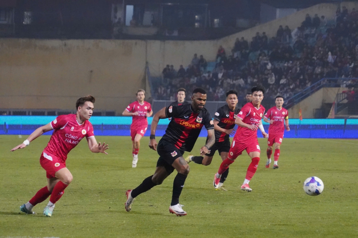 Dù rất nỗ lực nhưng Ninh Bình FC (áo đen) vẫn nhận thất bại đầy tiếc nuối (Ảnh Việt Anh)