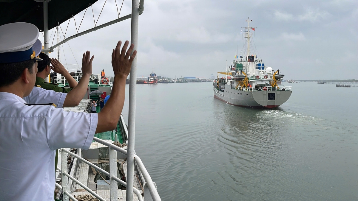 Tàu Trường Sa 04 và Trường Sa 21 chở 2 đoàn công tác thực hiện nhiệm vụ bầu cử sớm cho các Nhà giàn DK1, tàu trực và ngư dân đang khai thác thủy hải sản trên biển. Ảnh Vùng 2 Hải quân