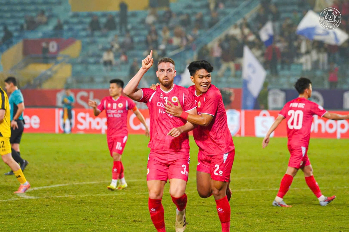 Trung vệ Hugo Gomes (số 3) ghi bàn gỡ hòa 1-1 cho CAHN (Ảnh CAHN FC)